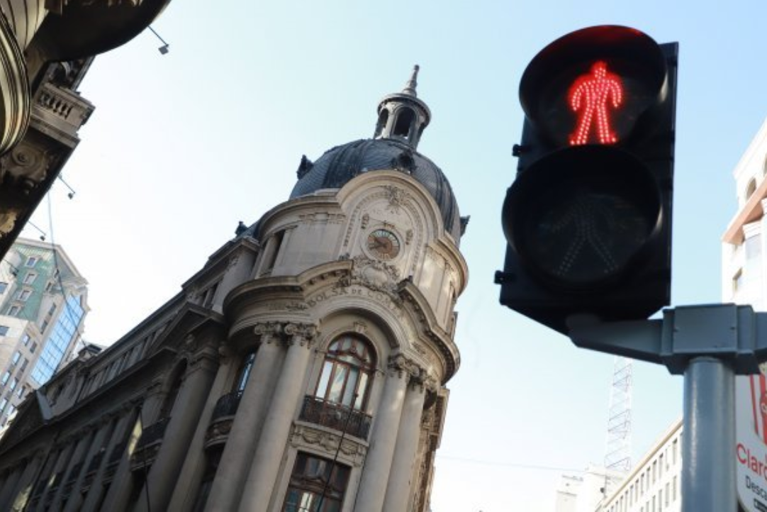 IPSA vuelve en rojo del fin de semana largo: pierde los 10.800 puntos tras negativo Imacec de Marzo e incertidumbre en Medio Oriente