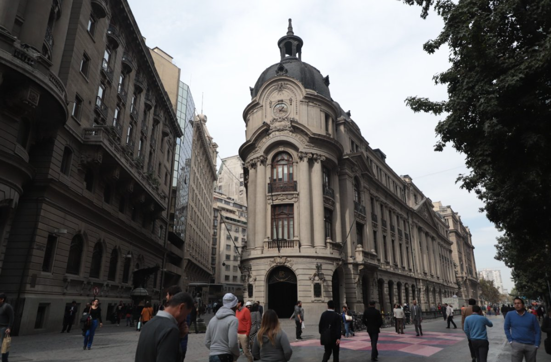 Bolsa chilena abre en rojo y el IPSA se acerca a 10.300 por ventas globales frente a negativo panorama de inflación