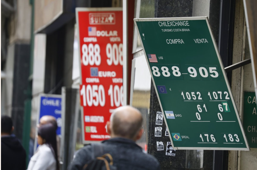 Dólar abre con fuerte caída bajo $ 900 por optimismo sobre avance en negociaciones entre EEUU e Irán para acuerdo de paz