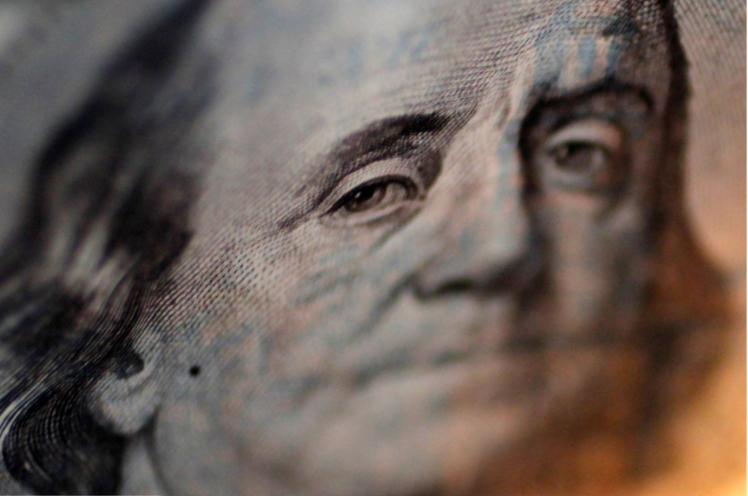 Dólar pierde los $ 890 en apertura tras nueva caída del petróleo y previo a decisión de política del Banco Central