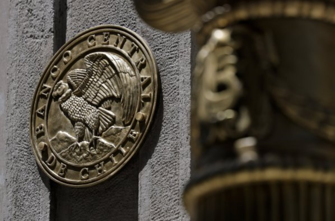Operadores financieros esperan una caída más pronunciada del IPC en junio y se abren a recortes de tasa en los próximos meses